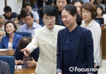 [포토] 권은희 의원 안내하는 박선숙