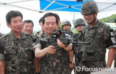 [포토] 소총 든 정세균 국회의장