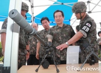 [포토] 저격용 소총 설명 듣는 정세균 국회의장