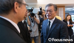 [포토] 故 박형규 목사 유가족 위로하는 문재인