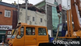 진주서 3층 상가 건물 지붕 붕괴 3명 고립(1보)
