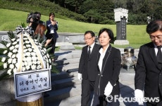 [포토] 박정희 전 대통령 묘역 참배 마친 추미애