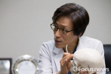 [포토] 이마성형 설명하는 김남복 케이아트 성형외과 원장