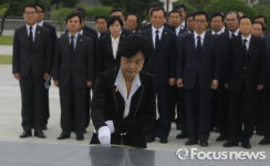 [포토] 5.18 영령들에게 분향하는 추 대표