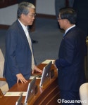 [포토] 대화하는 이기권 장관-김동철 의원