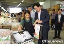 [포토] 건어물 구입하는 김영석 장관