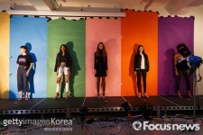 [포토] 런던 패션위크, 알록달록 백스테이지