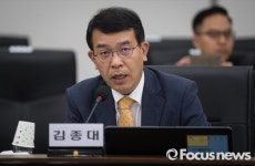 [포토] 김영우 기다리다, 발언하는 김종대