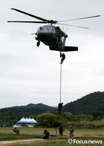 [포토] 한미 특전사 헬기 레펠
