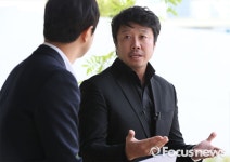 [포토] 프로야구선수 불공정거래 설명하는 전 야구선수