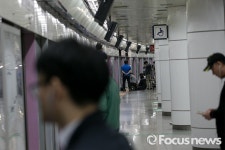 [포토] 지하철5호선 김포공항역 사고현장, 열차 기다리는 승객들