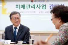[포토] 노원구 치매지원센터 방문한 문재인 전 대표