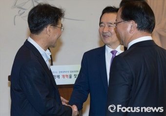 [포토] 인사하는 정세균-장하성-김부겸