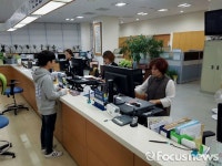 민원인 오면 일어나 응대해요…완주군 스탠딩 오피스 시행