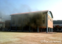 군산동初 체육관서 불… 예술제 하던 학생등 100명 대피 아찔