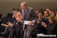 [포토] 강연장 들어서는 윌리엄 페리