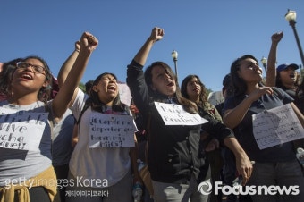 [포토] 反 트럼프 시위 벌이는 LA 고교생들