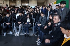 [포토] 문재인 전 대표, 수원지역 대학생들과 시국대화