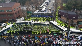 [포토] [11.26 5차 촛불집회] 청운동 사무소 앞 경찰 통제