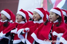 [포토] 12월, 어린이 산타의 축복