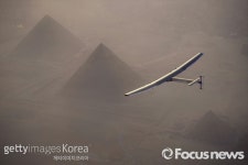 [포토] 피라미드 위 비행하는 태양광 비행기