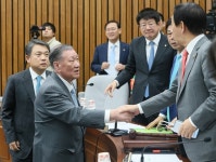 [포토] 김성태 위원장과 인사하는 정몽구 회장