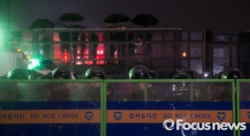 [포토] 벽너머 경찰관들