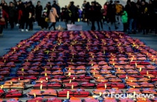 [포토] [12.10 7차 촛불집회] 광장에 등장한 구명조끼 304개