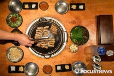 [포토] 강남 추풍령칼삼겹살의 한상차림