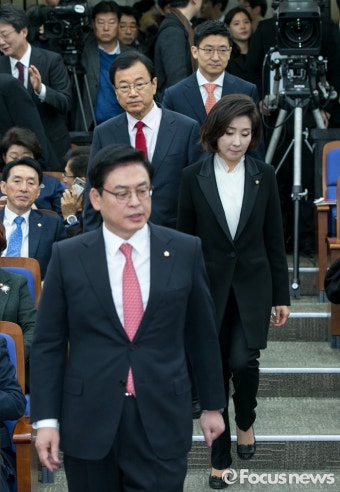 [포토] 친박 정우택-비박 나경원, 새누리 원내대표 경선에 달린 운명