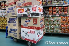 [포토] 농심라면 가격 인상, 새로 진열되는 삼양 라면