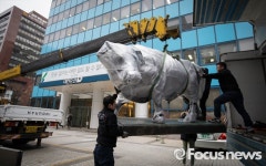 [포토] 명동으로 옮겨지는 대신증권 앞 황소 동상