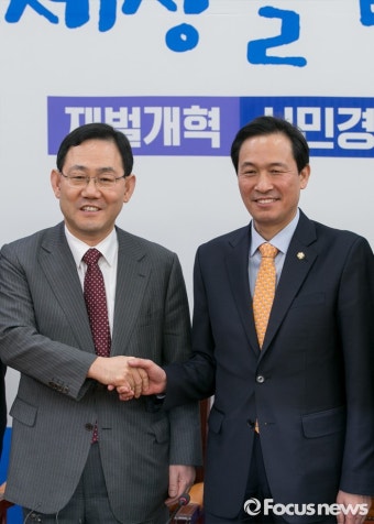 [포토] 악수하는 주호영 개혁보수신당 원내대표-우상호 민주당 원내대표