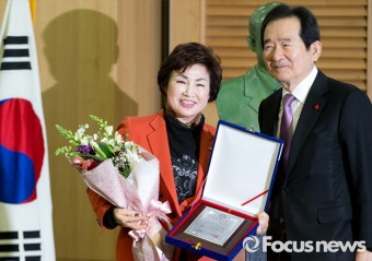 [포토] 백봉신사상 베스트 10 선정된 민주당 전혜숙