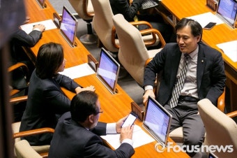 [포토] 대화하는 김진태 새누리 의원-나경원 의원