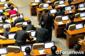 [포토] 동료 의원들과 인사하는 정우택 새누리 의원