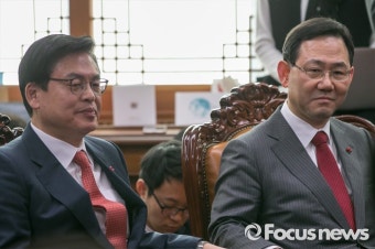 [포토] 한자리에 앉은 정우택 새누리 원내대표-주호영 개혁보수신당 원내대표