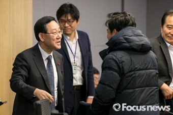 [포토] 창당준비위 참석자들과 인사하는 주호영 개혁보수신당 원내대표