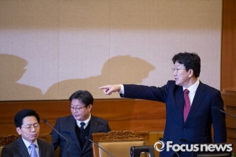 [포토] 탄핵심판 첫 변론기일, 대화하는 권성동 탄핵소추위원장