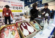 [포토] 설맞이 선물 상품전에 각 지역의 주류