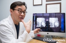 [포토] 안면윤곽, 양악수술 설명하는 CBK성형외과의원 최봉균 원장