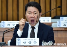 [포토] 안경 닦는 남궁곤 이화여대 교수