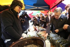 [포토] 천안 성환이화시장 찾은 문재인 전 대표