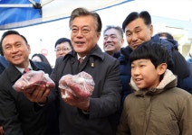 [포토] 천안 성환이화시장 방문한 문재인