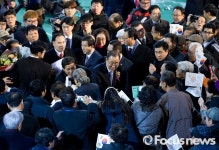 [포토] 충주시민들과 인사하는 반기문