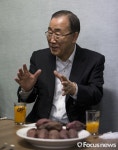[포토] 반기문, 지역 마을회관에서 주민들과의 만남