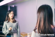 [포토] [K-포토] 인터뷰하는 강민주