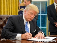 [포토] TPP 탈퇴 행정명령 서명하는 트럼프 미국 대통령