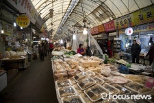 [포토] 설 명절 대목, 한산한 전통시장