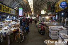 [포토] 설 명절, 손님 끊긴 전통시장